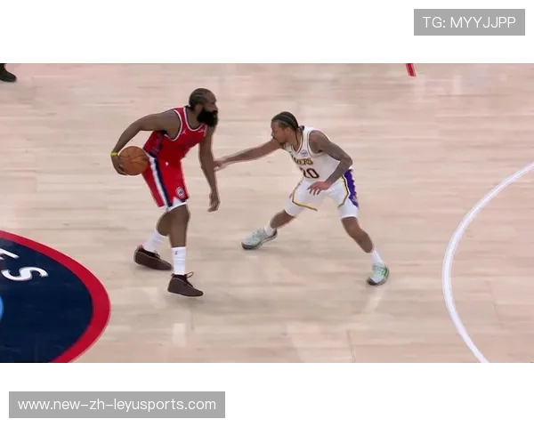 哈登站在弧顶观察，时间被重新分配